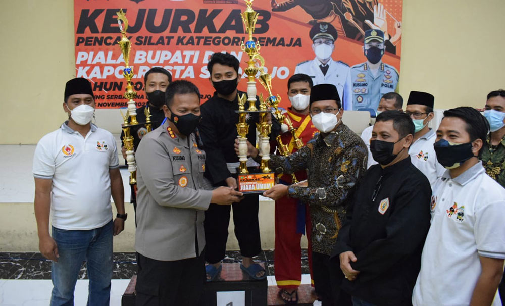 Kapolresta Sidoarjo Kombes Pol. Kusumo Wahyu Bintoro dan Bupati Sidoarjo Ahmad Muhdlor Ali (baju batik) saat menyerahkan trofi kepada juara umum.