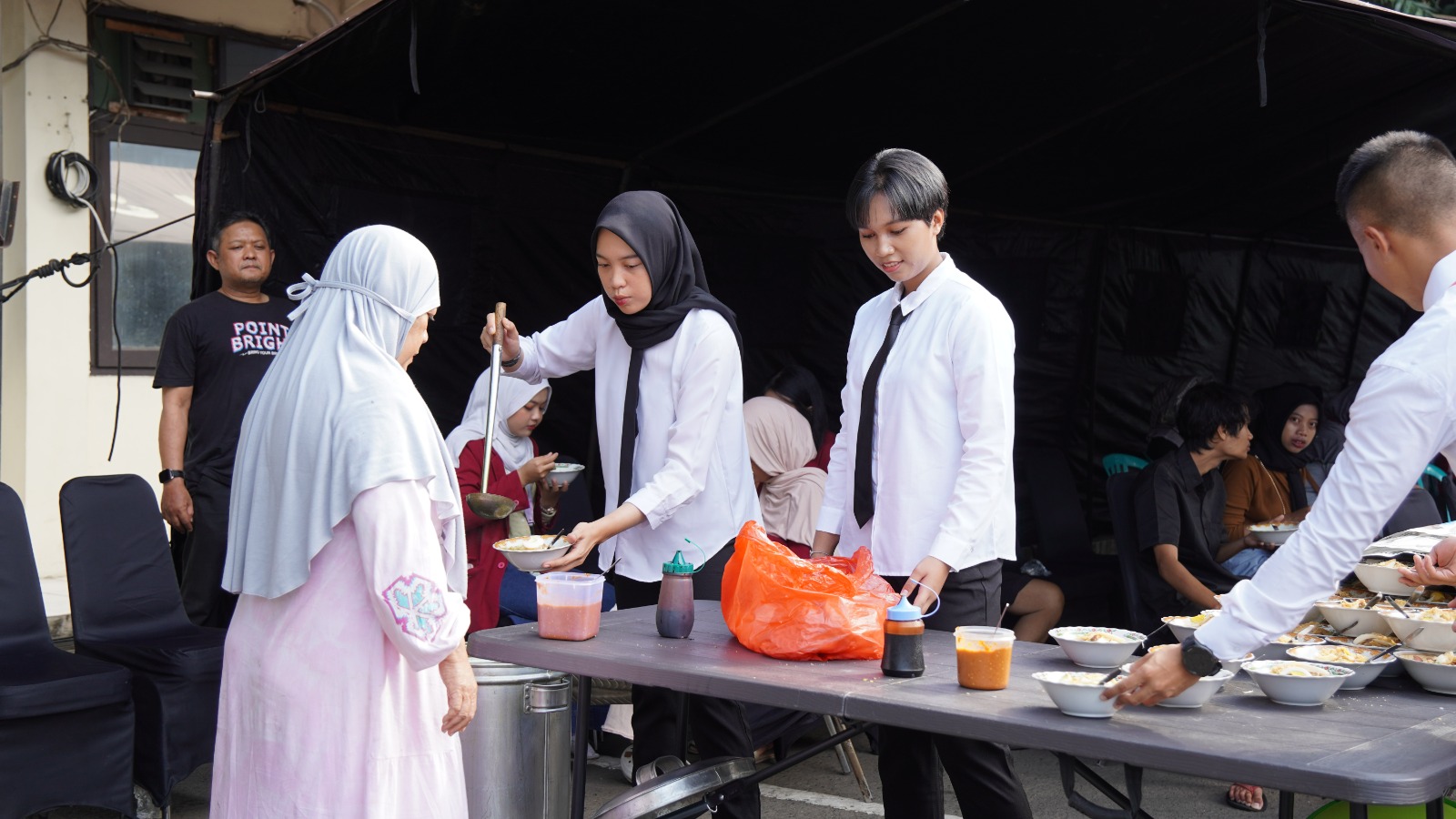 Makan bersama gratis yang digelar oleh Polresta Malang Kota dalam rangka memperingati Hari Bhayangkara
