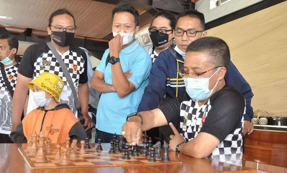 Wakil Wali Kota Batu, Punjul Santoso, saat mencoba main catur bersama wartawan.
