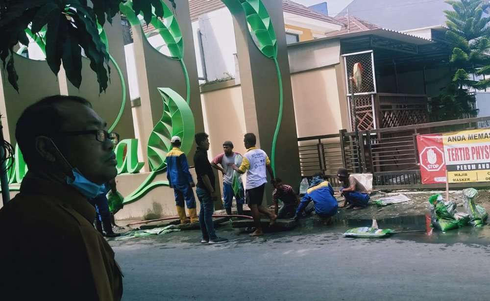 Camat Kebomas, Miftachul Huda, saat meninjau normalisasi saluran air di kawasan Perumahan Andalusia, Desa Sidomukti, Kecamatan Kebomas, Gresik. Foto: SYUHUD/ BANGSAONLINE