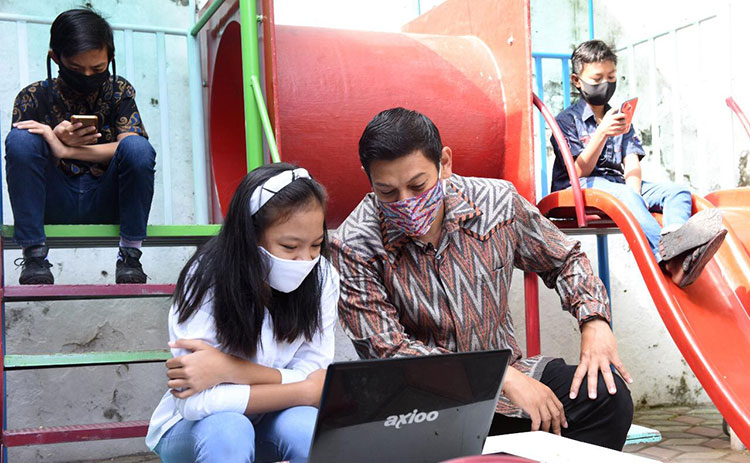 Wali Kota Kediri, Abdullah Abu Bakar dan salah satu siswa yang menggunakan WiFi gratis di Kantor Kelurahan Pakelan, Kecamatan Kota, Kota Kediri. (foto: ist).