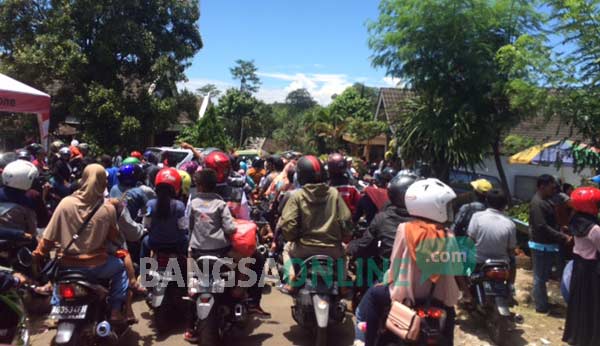 BERANTAKAN: Selain banyak yang tidak kebagian durian, kendaraan juga menumpuk karena pengunjung membludak. foto: arif kurniawan/ BANGSAONLINE