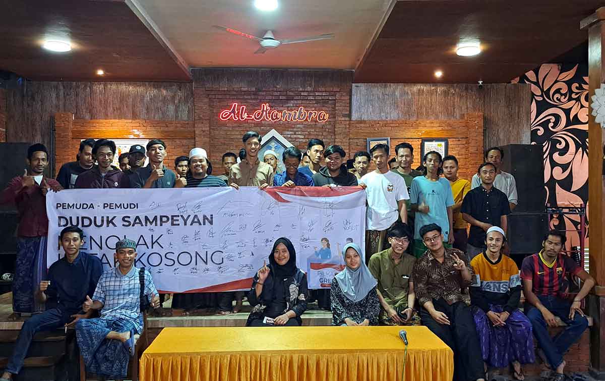 Milenial di Duduksampeyan saat deklarasi tolak memilih kotak kosong pada Pilkada 2024. Foto: Ist