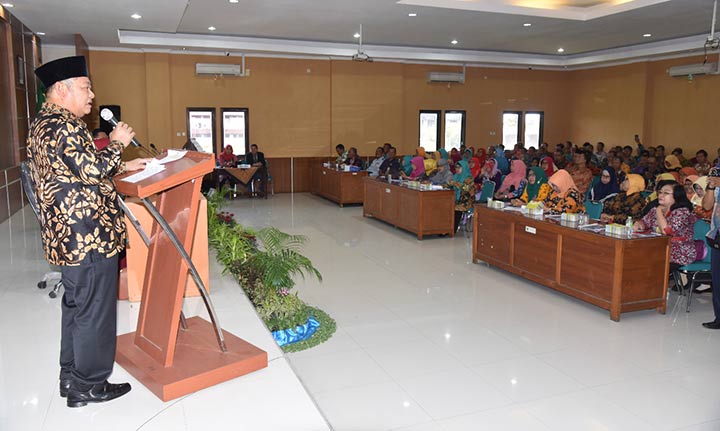 BERI MOTIVASI: Bupati Sidoarjo Saiful Ilah membuka acara pembekalan PNS yang mau pensiun, Selasa (10/9). foto: ist