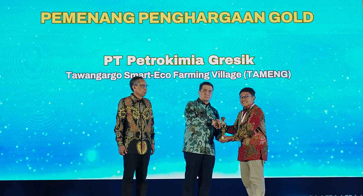 Sekretaris Perusahaan Petrokimia Gresik, Nuril Huda (kanan), saat menerima penghargaan. Foto: Ist