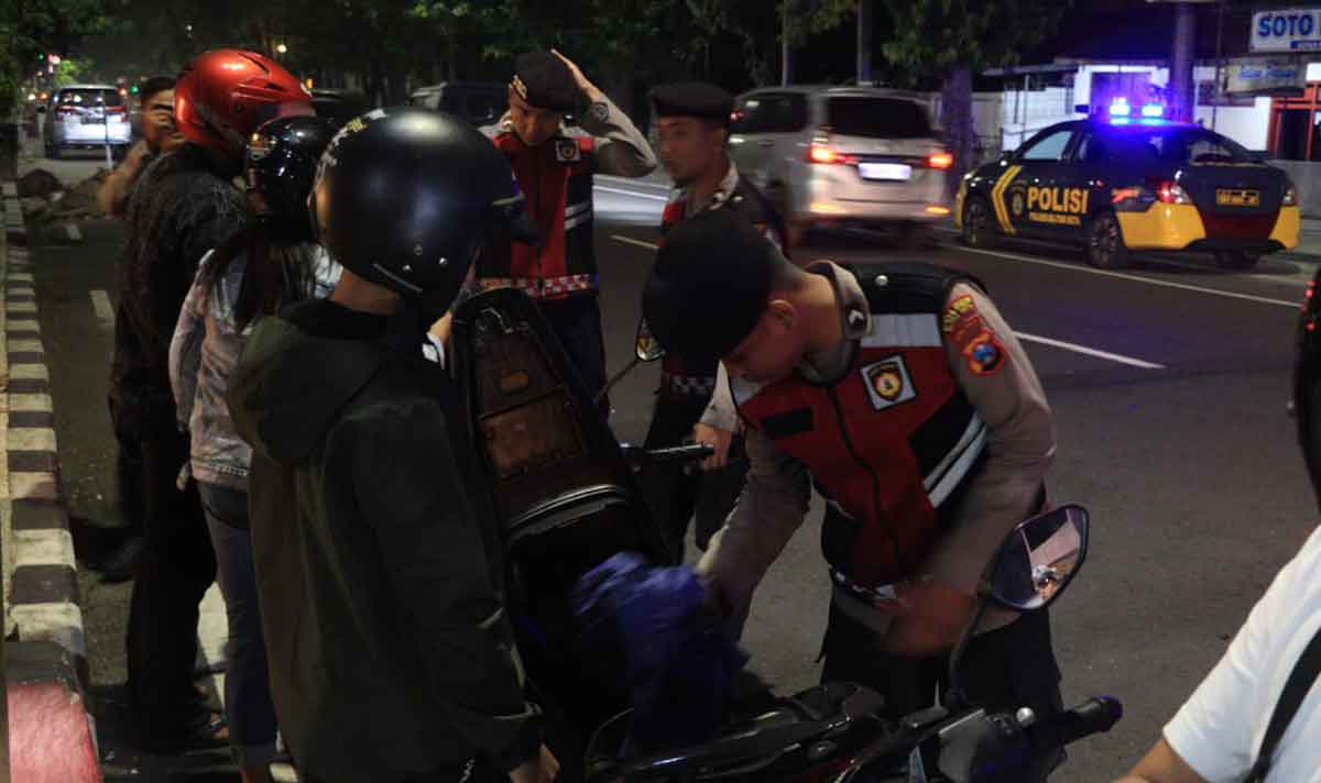 Petugas dari Polres Blitar Kota saa melakukan razia.