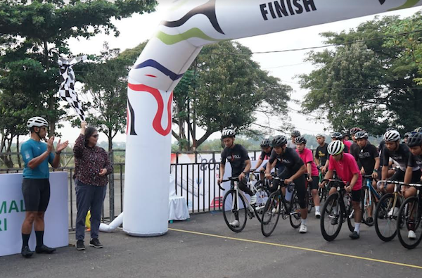Pj Wali Kota Kediri saat memberangkatkan peserta Crit In Joy 2024