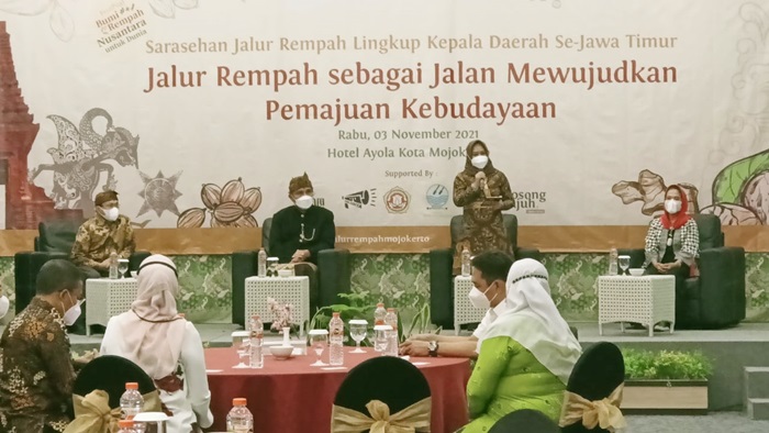 Wali Kota Ning Ita saat membuka Sarasehan Jalur Rempah Lingkup Kelala Daerah se-Jawa Timur, di Ballroom Hotel Ayola, Rabu (3/11/2021).