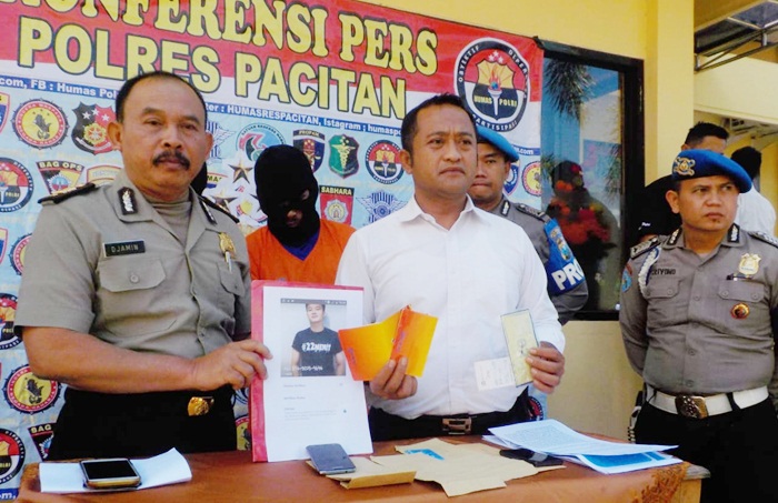 Tersangka saat menjalani pemeriksaan di Mapolres Pacitan.
