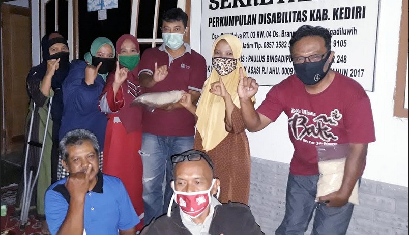 Dari kanan, Alumni 91 Tusiana Agung (berdiri), Ketua PDKK Umi Salamah, Koordinator Alumni 91 Marwan Wahyu Widodo, dan Pengurus PDKK lainnya dengan salam inklusi-nya. foto: MUJI HARJITA/ BANGSAONLINE