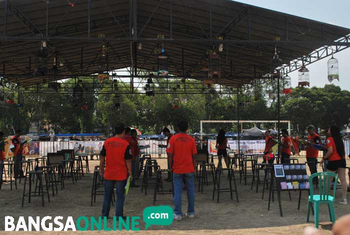 Suasana lomba Kicau Mania memperebutkan piala Bupati Ngawi. foto: ZAINAL/ BANGSAONLINE