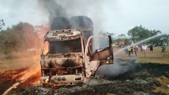Truk bermuatan tembakau jawa yang ludes usai dibakar massa di Lapangan Bulai, Kecamatan Galis, Kabupaten Pamekasan.