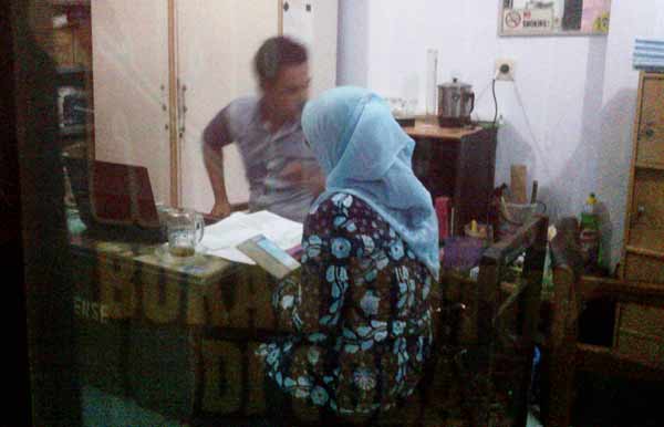 Kepala Bagian Ekonomi Pemkab Lumajang, Ir. Ninis Ridyawati, saat diperiksa di Mapolres Lumajang. foto: imron/BANGSAONLINE