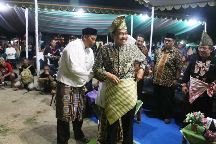 Wabup Moh. Qosim ketika mengenakan pakaian adat Bawean.