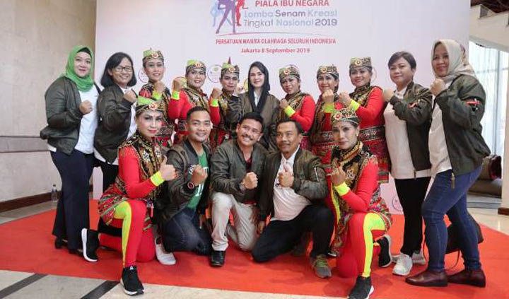Perwosi Jawa Timur yang dipimpin Arumi Bahcsin Emil Dardak menjuarai Lomba Senam Kreasi tingkat Nasional Piala Ibu Negara. foto: ist