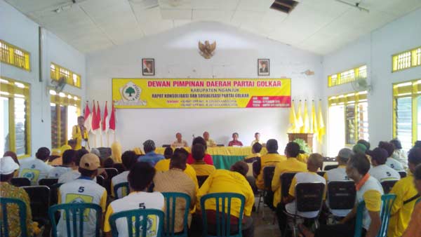 Puluhan PK mendengarkan penjelasan dari perwakilan DPD Partai
Golkar di kantor Golkar. foto: soewandito/ BANGSAONLINE