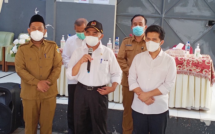 Muhajir Effendy didampingi Bupati Gus Yani dan Wagub Emil saat memberikan keterangan pers. foto: SYUHUD/ BANGSAONLINE
