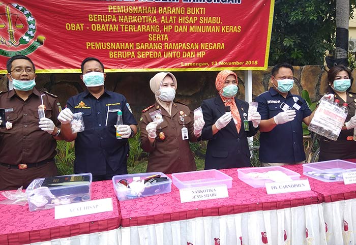 Kejari Lamongan Musnahkan BB Carnopen dan Sabu-sabu