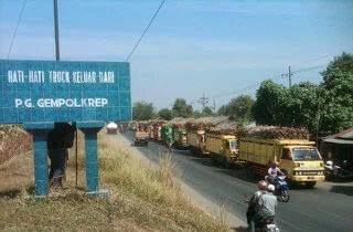 PROTES - Puluhan truk tebu berderet berjajar di tepi Jl Raya Gedeg seputar PG Gempolkrep Mojokerto, Senin (15/9/2014). foto : ahmad gunadhi/BangsaOnline