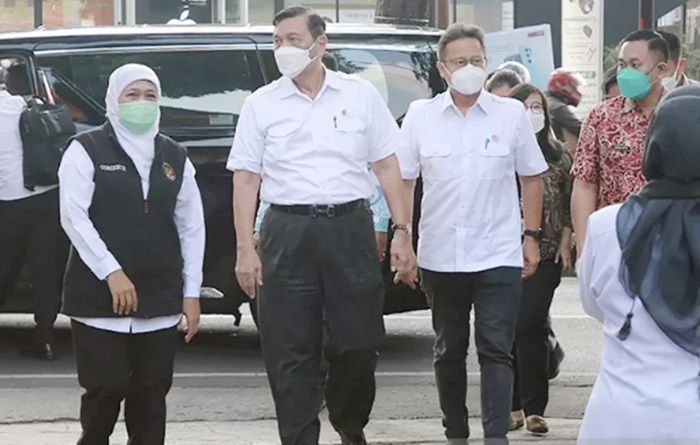 Gubernur Khofifah, Menko Marves Luhut Binsar Pandjaitan, dan Menkes Budi Gunadi Sadikin saat kunjungan ke Kota Malang, Jawa Timur, Jumat (13/8/2021).