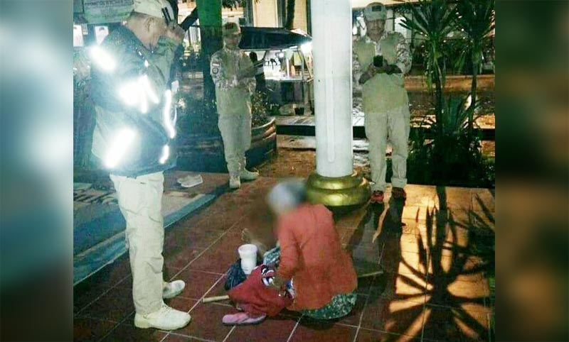 Ngatmini saat diamankan petugas Satpol PP Jombang. foto: AAN AMRULLOH/ BANGSAONLINE