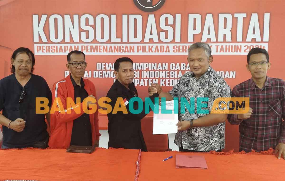 Bakal calon wakil bupati, Ari Purnomo Adi (nomor 2 dari kanan) saat menyerahkan berkas permohonan kepada Ketua Bapilu DPC PDIP Kabupaten Kediri, Tri Efendi. Foto: MUJI HARJITA/BANGSAONLINE
