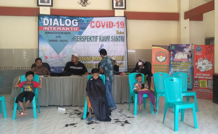 Para bocah saat mengikuti baksos berupa potong rambut yang digelar KKS Sumenep. 
