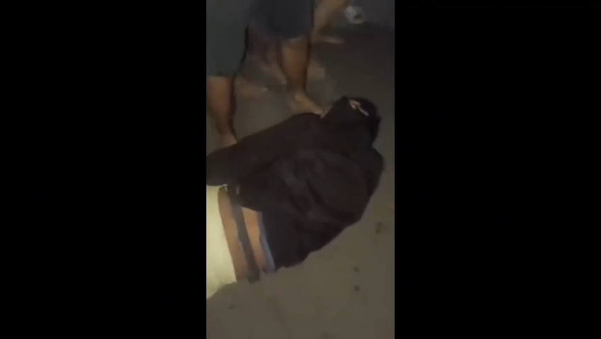 Tangkapan layar video amatir saat maling motor di Sukorejo jadi bulan-bulanan massa