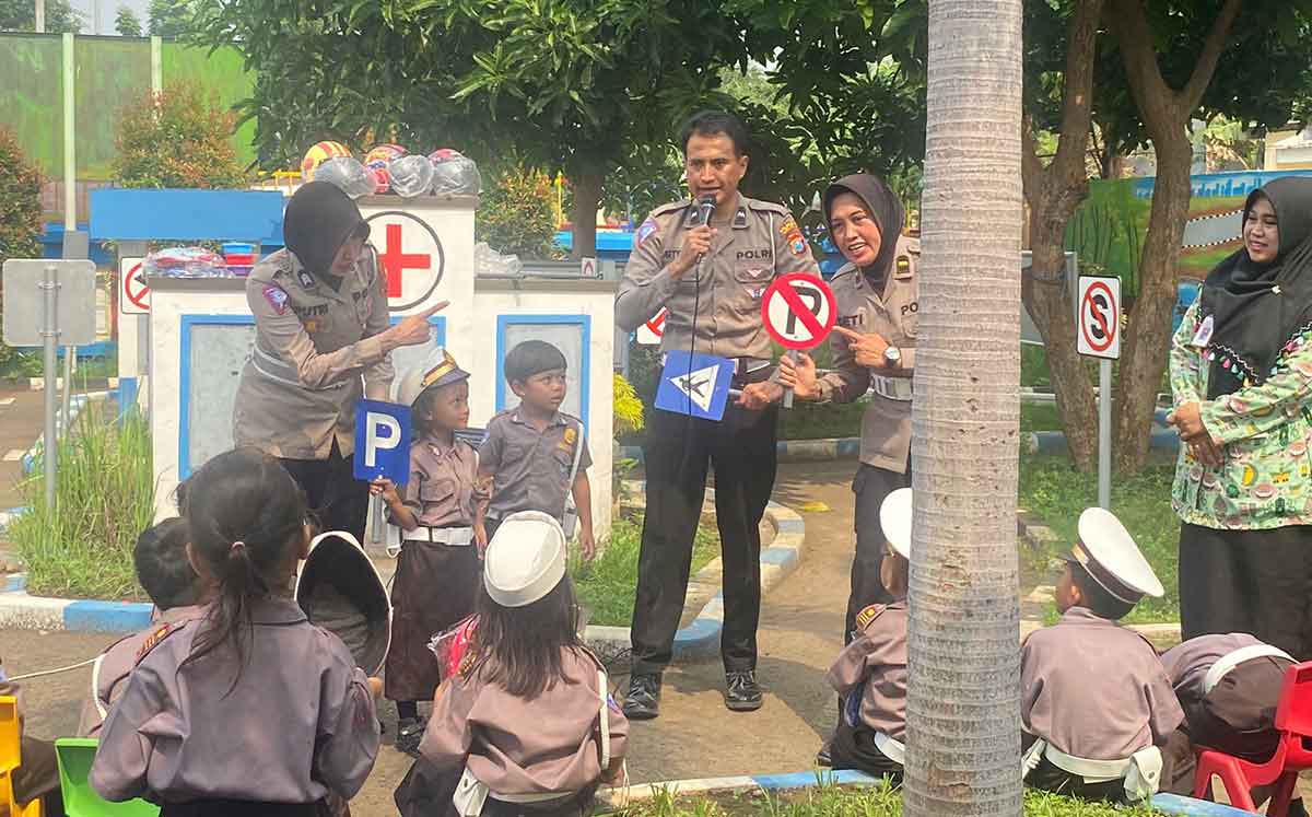 Petugas dari Satlantas Polresta Sidoarjo saat memberikan edukasi di TK Kemala Bhayangkari 99.