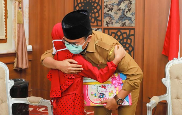 Bupati Pamekasan, Baddrut Tamam (kanan) saat memeluk erat Alfiatus Sholehah, Siswi SDN Pademawu Barat 1, peraih juara III lomba menulis surat untuk Mendikbud, Nadiem Makarim.