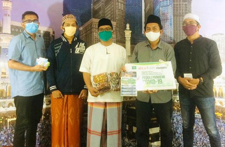 Ketua LPBI NU Jatim bersama tim PT Enesis menyerahkan bantuan ke Ponpes At-Tauhid Sidosermo, Surabaya, Senin (12/10/2020).