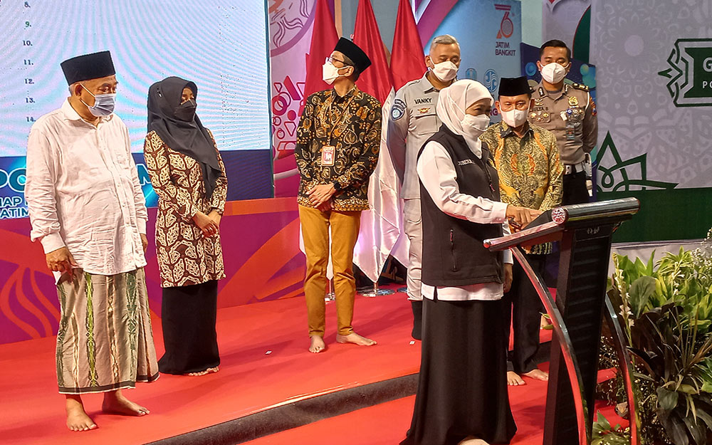 Gubernur Jawa Timur, Khofifah Indar Parawansa bersama Kiai Asep, saat mengundi pemenang hadiah tabungan umroh bagi wajib pajak kendaraan bermotor patuh periode II tahun 2021. foto: ROCHMAT SAIFUL ARIS/ BANGSAONLINE