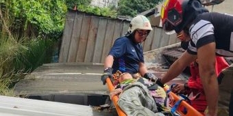 Dikira Tertidur di Kamar, Lansia di Surabaya Ternyata Berada di Atap Rumah