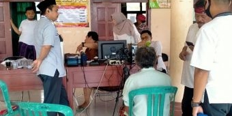 Realisasikan Program Jebol, Dispenduk Pamekasan Lakukan Perekaman E-KTP di Balai Desa