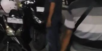 Gangster Kabur Tinggalkan Motor dan Celurit saat Digerebek Polisi di Kletek Sidoarjo