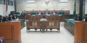 Sidang Kasus OTT BPPKAD Gresik, Terdakwa Muktar Cokot Bupati Sambari dan Wakil Bupati 