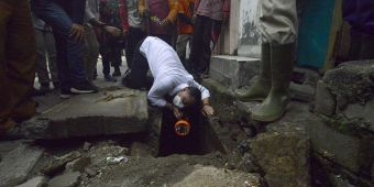 Usai Sertijab, Wali Kota Eri Langsung Blusukan Pantau Saluran Air di Surabaya Barat