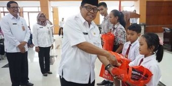 Sempat Molor, Pemkot Blitar Bagikan Seragam Gratis untuk Siswa SD dan SMP