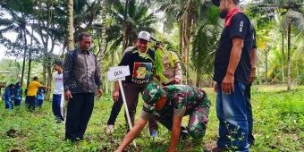 DLH Tulungagung Tanam 1.000 Pohon Produktif di Lahan Kritis Kecamatan Bandung