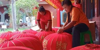 Pernak Pernik di Klenteng Tuban Jelang Perayaan Imlek 2574