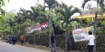 Bawaslu Kabupaten Blitar Tertibkan APK yang Terpasang di Tempat Terlarang