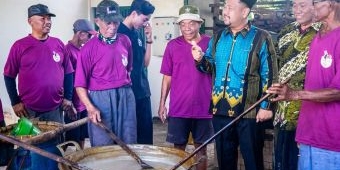 Bupati Gresik Apresiasi Tradisi Kolak Ayam 'Sanggring' di Desa Gumeno