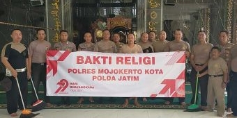 Sambut Hari Bhayangkara ke-79, Polsek Jetis Bersihkan Masjid Nurul Huda