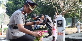 Polres Mojokerto Kota Ziarah dan Tabur Bunga di TMP Gajah Mada saat Peringati Hari Bhayangkara ke-79