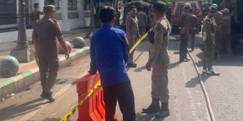 Cegah Ditempati PKL, Satpol PP Pamekasan Pasang Tali Pembatas di Area Monumen Arek Lancor