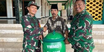 TMMD ke-126 Sidoarjo Serahkan Bantuan Tempat Sampah ke Masjid Al Hikmah