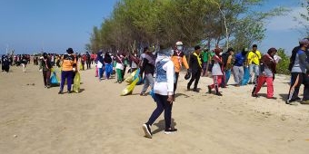 Peringati Hari Sampah Sedunia, KPMM Kerja Bakti Bersih-Bersih Pantai Legend Padelegan Pamekasan