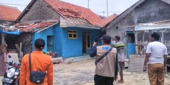 Hujan Disertai Angin Kencang Rusak Puluhan Rumah dan Sekolah di Camplong Sampang