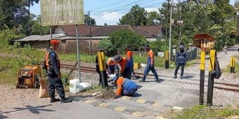 KAI Daop 7 Lakukan Normalisasi Perlintasan Sebidang di Blitar Demi Keselamatan