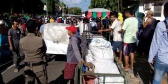 Ratusan PKL di Sumenep Ngotot Kembali ke Taman Bunga, Dihadang Satpol PP